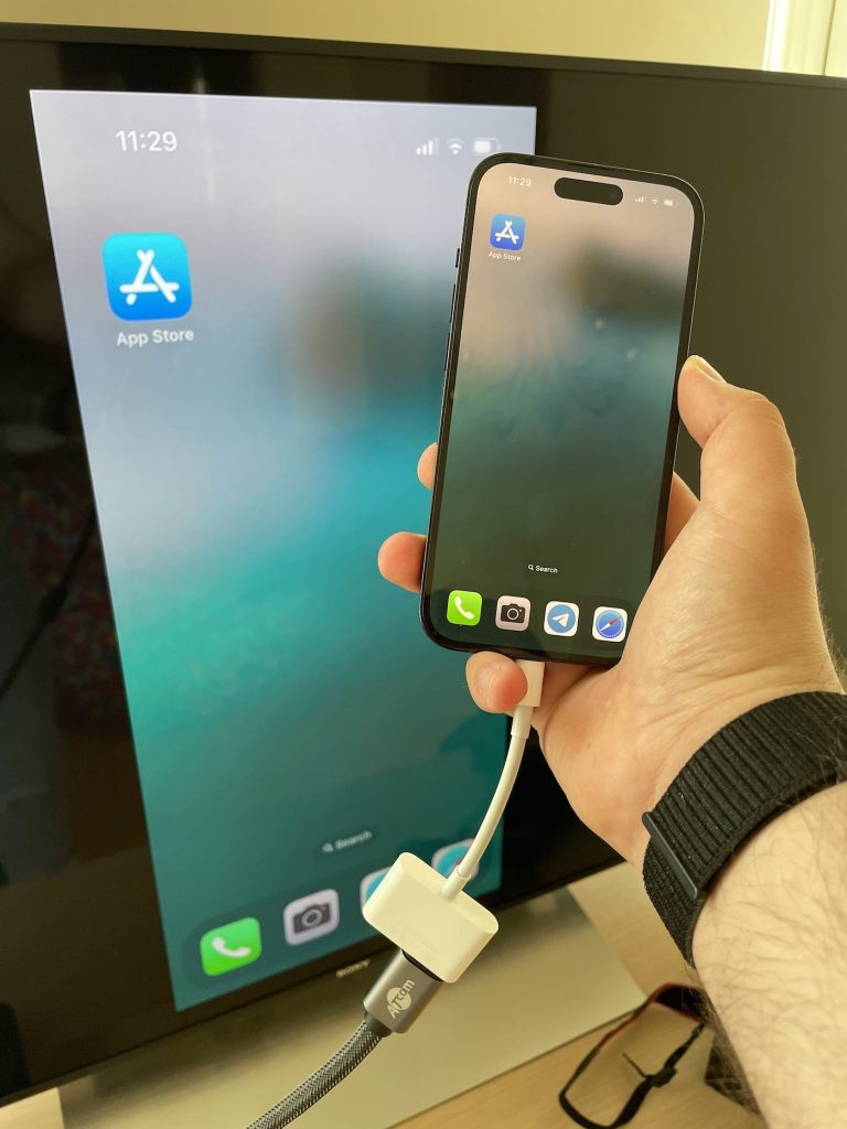 Connecting iPhone to TV via an HDMI cable